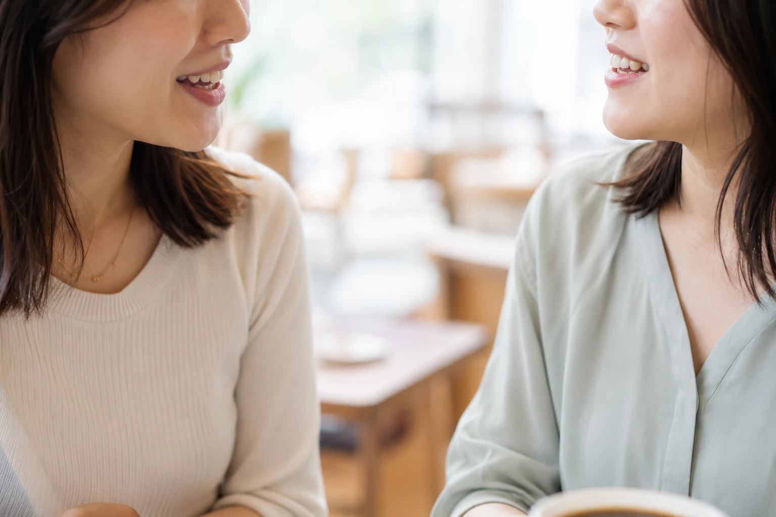 自然に会話する女性の口元のイメージ（イメージ写真・施術結果ではありません）