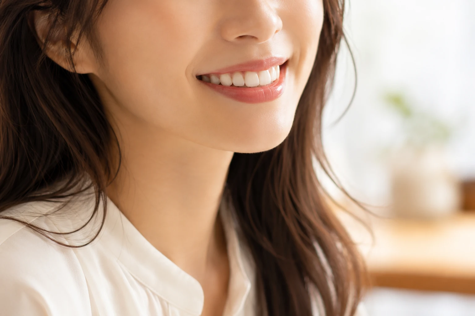 口元を隠さずに笑う女性のイメージ（イメージ写真・施術結果ではありません）