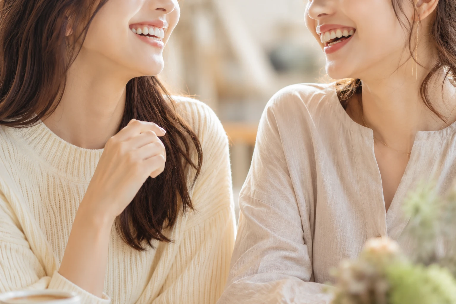 笑い合う女性の口元のイメージ（イメージ写真・施術結果ではありません）