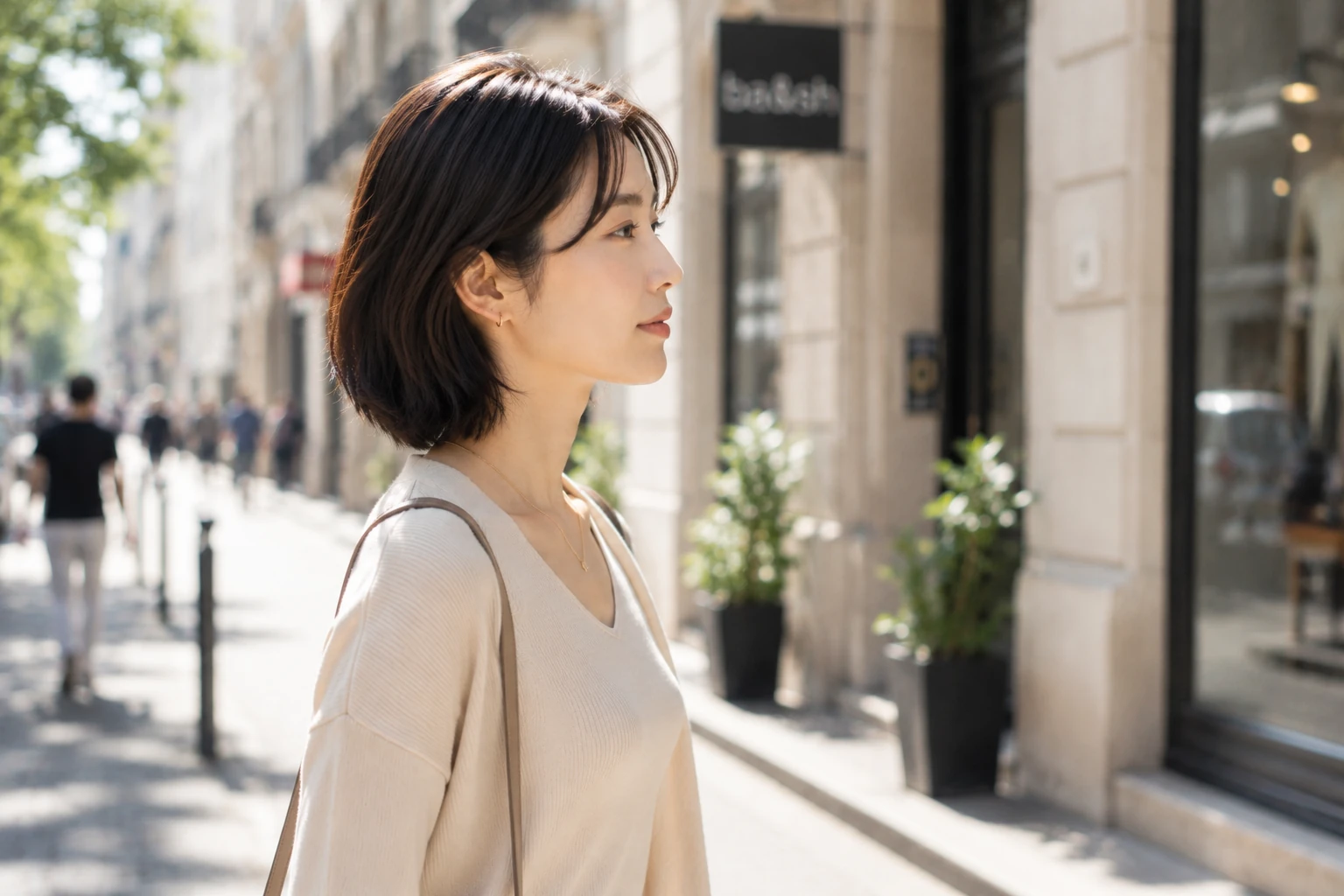 街を歩く女性の横顔・口元のイメージ（イメージ写真・施術結果ではありません）