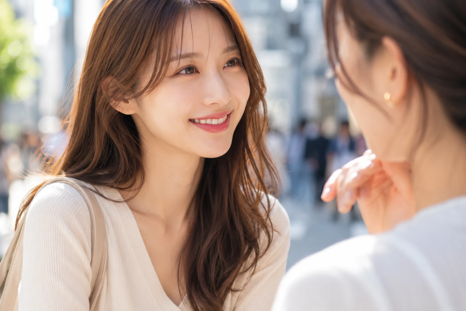 人と向かい合って笑う女性の笑顔・表情のイメージ（イメージ写真・施術結果ではありません）
