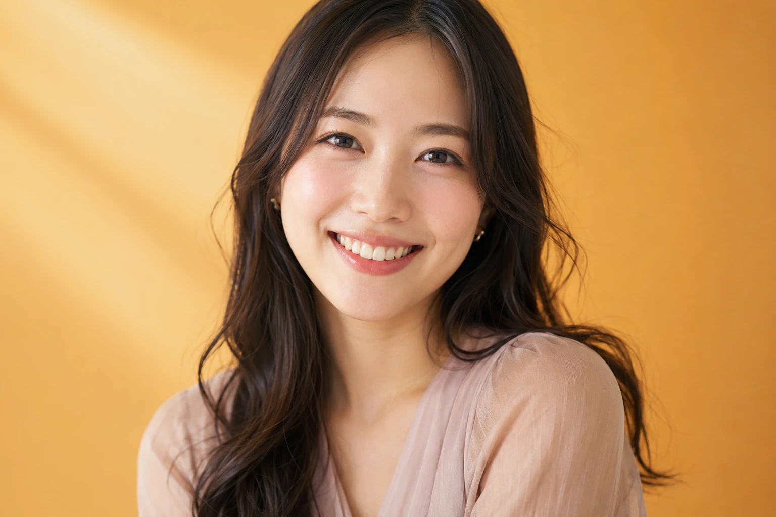 自然な笑顔の女性のイメージ（イメージ写真・施術結果ではありません）