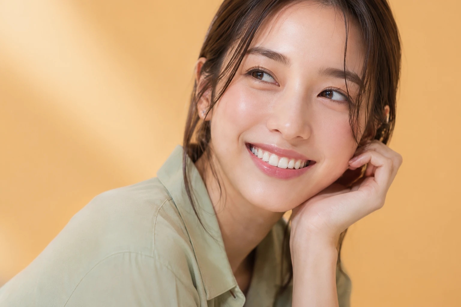 やわらかな表情で微笑む女性のイメージ（イメージ写真・施術結果ではありません）