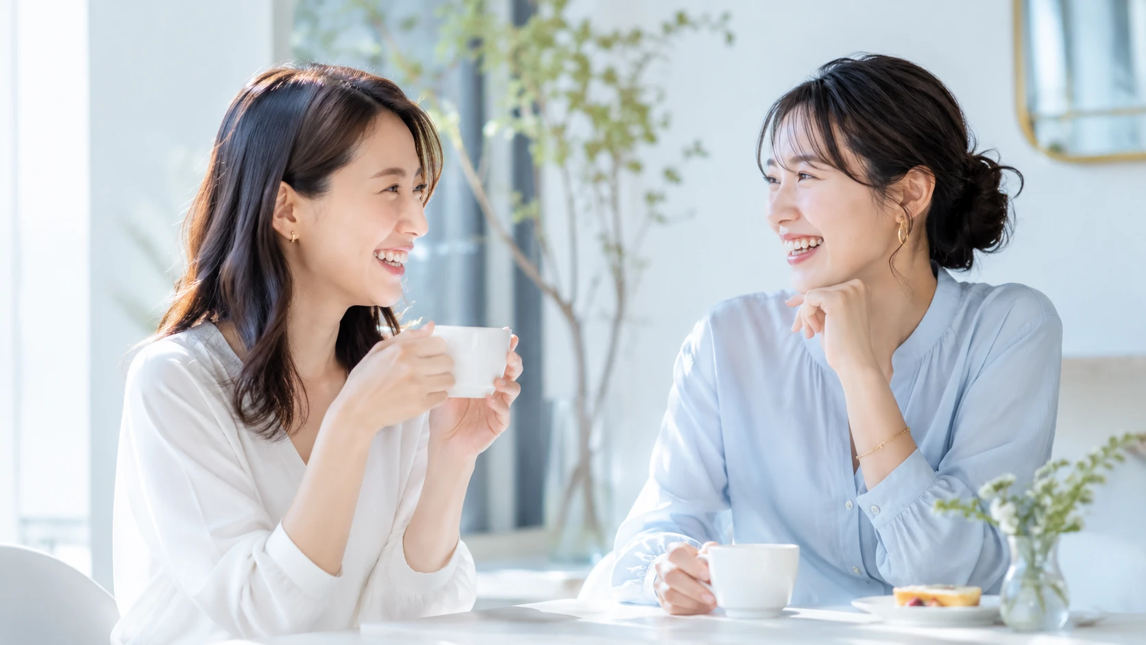 友人と談笑する女性の笑顔・表情のイメージ（イメージ写真・施術結果ではありません）