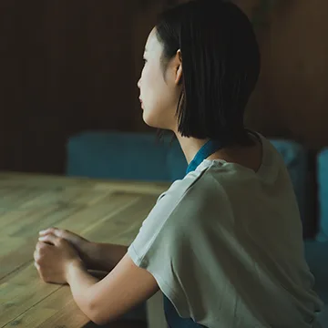 Maison Purejuのソフウェーブキャンペーンを知らず悩んでいる女性のイメージ