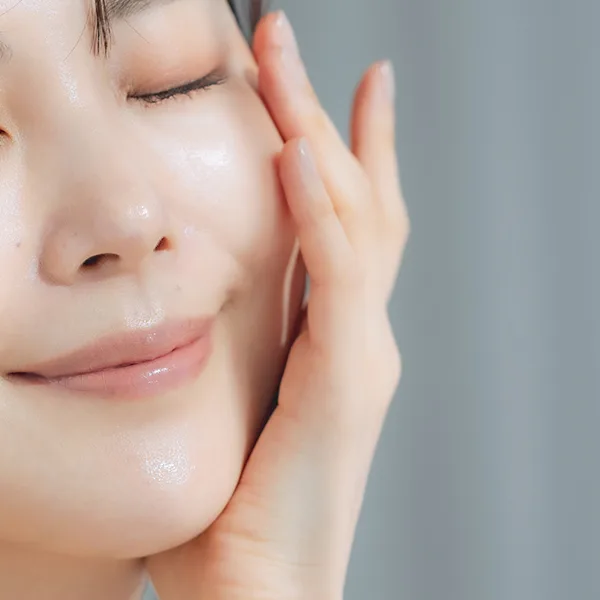 Maison Purejuのソフウェーブキャンペーンで輝く肌を手に入れた女性のイメージ