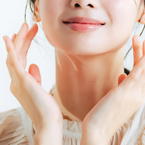 Maison Purejuのソフウェーブキャンペーンで輝く肌を手に入れた女性のイメージ