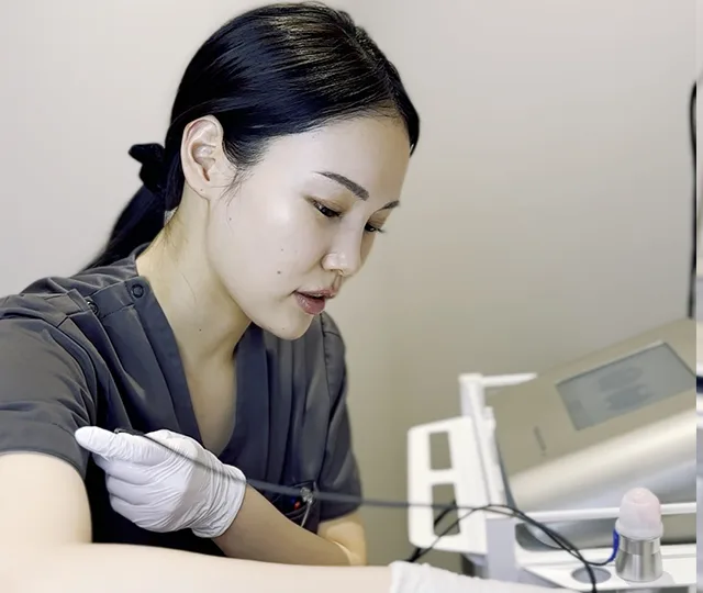 Maison Pureju銀座院 看護師 スタッフ笑顔で施術サポート