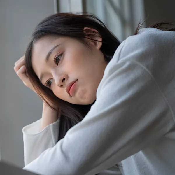 Maison Purejuのソフウェーブキャンペーンを知らず悩んでいる女性のイメージ